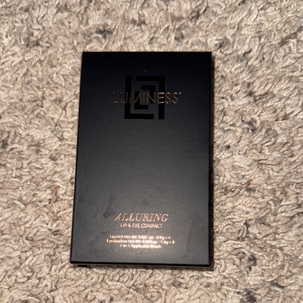 Luminess Alluring Lip & Eye Compact in Black and Gold